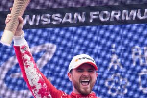 فريق نيسان فورمولا إي يتربع على منصة التتويج في سباق “طوكيو إي بري” بدعم من “بترومين” و”إلكترومين”
