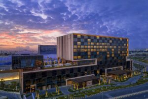 صيف من الفخامة في قلب الكويت: اكتشف تجربة والدورف أستوريا الراقية