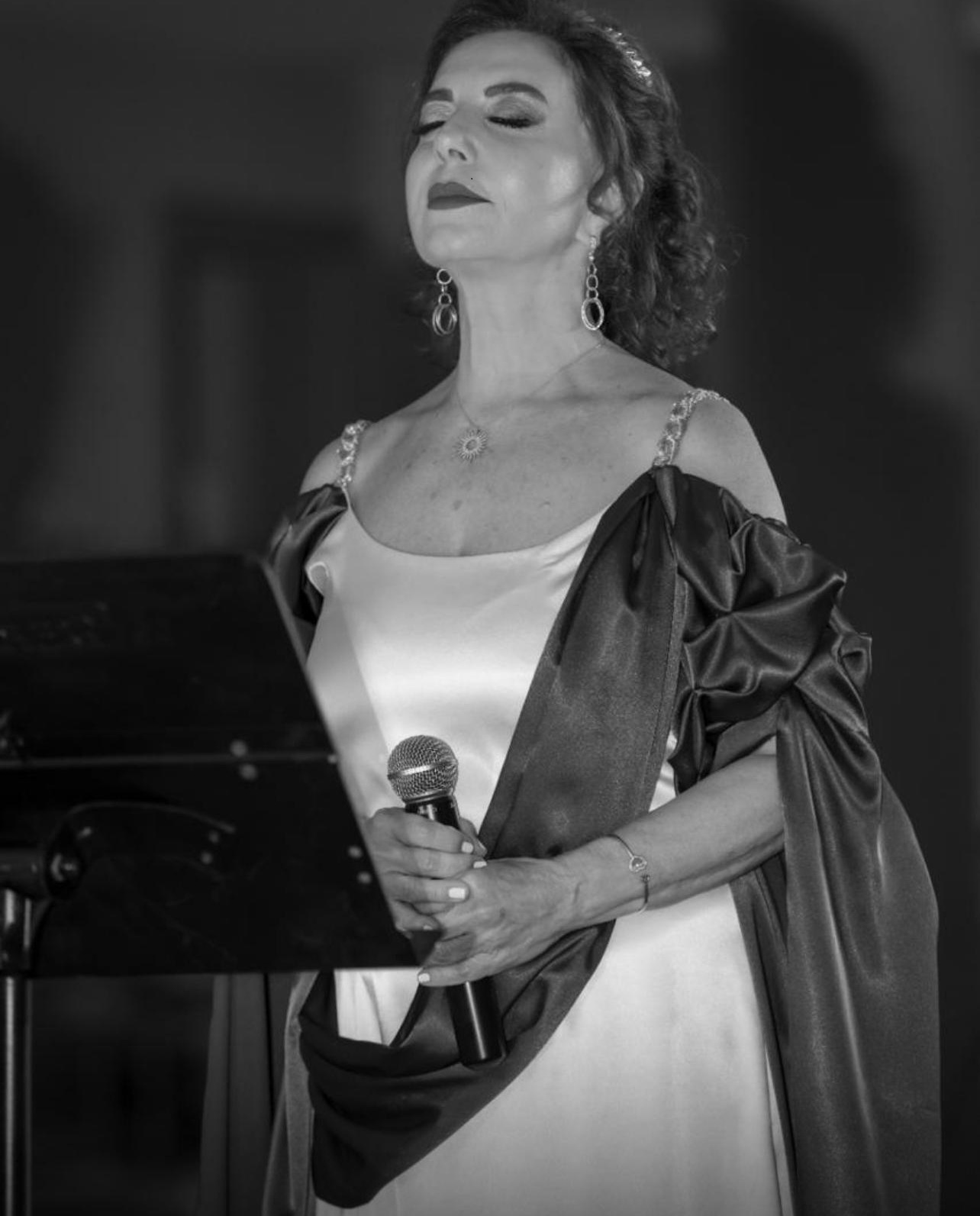 You are currently viewing الفنانة لينا نقل: صوتٌ يحرِّر ويُلهم الروح