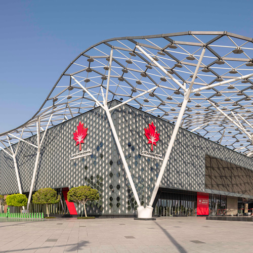 Read more about the article حرمها، مجتمعها: إماراتيات يصنعن التغيير في الجامعة الكندية دبي