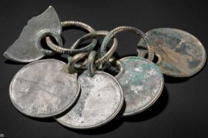 اكتشاف قطع برونزية عمرها 3 آلاف سنة.. وهذا سر لونها الفضي