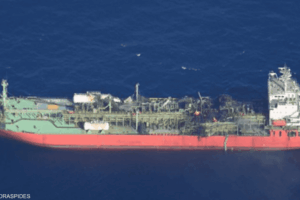 محاولات لإنقاذ ناقلة نفط مشتعلة في خليج عدن