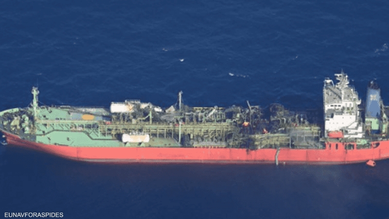 You are currently viewing محاولات لإنقاذ ناقلة نفط مشتعلة في خليج عدن