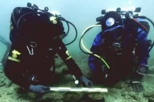 اكتشاف قطع أثرية من العصر البرونزى فى قرية تحت الماء بإيطاليا