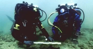 You are currently viewing اكتشاف قطع أثرية من العصر البرونزى فى قرية تحت الماء بإيطاليا