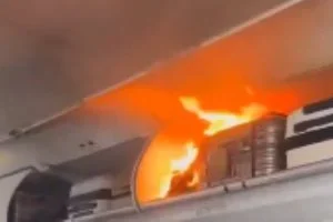 تعرضت رحلة الخطوط الجوية الصينية  CA139المتجهة من هانجتشو إلى سيول، لحادثً طارئ بسبب اندلاع حريق في الطائرة بسبب بطارية ليثيوم كانت داخل حقيبة يد أحد الركاب، ما أجبر الطائرة إلى تحويل مسارها والهبوط اضطرارياً في مطار شنغجاي بودونج الدولي، اليوم السبت.  ووفقا لموقع channel news asia، فتدخل طاقم الطائرة بسرعة مستخدمًا طفايات الحريق للسيطرة على النيران، دون تسجيل أي إصابات بين الركاب أو الطاقم، الذين بلغ عددهم 170 شخصاً وبعد هبوط الطائرة بأمان ونقل الركاب إلى رحلة بديلة.