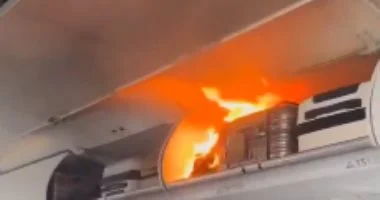 You are currently viewing تعرضت رحلة الخطوط الجوية الصينية  CA139المتجهة من هانجتشو إلى سيول، لحادثً طارئ بسبب اندلاع حريق في الطائرة بسبب بطارية ليثيوم كانت داخل حقيبة يد أحد الركاب، ما أجبر الطائرة إلى تحويل مسارها والهبوط اضطرارياً في مطار شنغجاي بودونج الدولي، اليوم السبت.  ووفقا لموقع channel news asia، فتدخل طاقم الطائرة بسرعة مستخدمًا طفايات الحريق للسيطرة على النيران، دون تسجيل أي إصابات بين الركاب أو الطاقم، الذين بلغ عددهم 170 شخصاً وبعد هبوط الطائرة بأمان ونقل الركاب إلى رحلة بديلة.