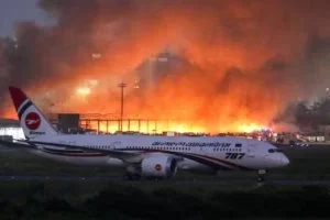 اندلاع حريق هائل بمطار دكا فى بنجلاديش وتعليق جميع الرحلات الجوية.
