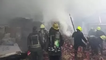 You are currently viewing السيطرة على حريق بسيارة نقل داخل مركز بحوث في الشرقية