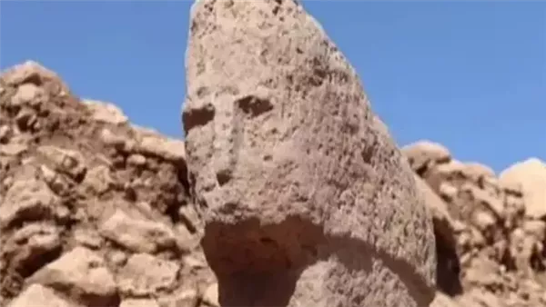 You are currently viewing قد يغير نظرتنا للتاريخ الإنساني.. اكتشاف عمود على شكل حرف T بوجه بشري في تركيا