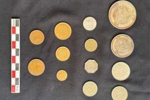 تضم عملات للملك فؤاد والسلطان حسين.. اكتشاف «كبسولة رصاصية» نادرة تحتوي على مجموعة عملات تاريخية بالإسكندرية