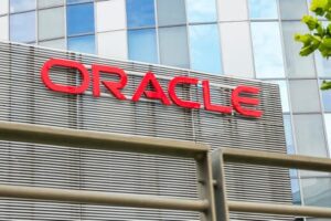 كشفت شركة أوراكل عن ما وصفته بأنه أكبر حاسوب سحابي للذكاء الاصطناعي في العالم، يحمل اسم OCI Zettascale10، ويعِد بقفزة هائلة في قدرات المعالجة الفائقة داخل بيئات الحوسبة السحابية.  وقالت الشركة إن النظام الجديد يوفر قوة معالجة تبلغ 16 زيتافلوب في الذروة، ويعتمد على 800 ألف وحدة معالجة رسومية (GPU) من “إنفيديا”، وهو ما يجعله أقوى نظام ذكاء اصطناعي سحابي تم الإعلان عنه حتى الآن، بحسب تقرير نشره موقع “techradar” واطلعت عليه “العربية Business”.