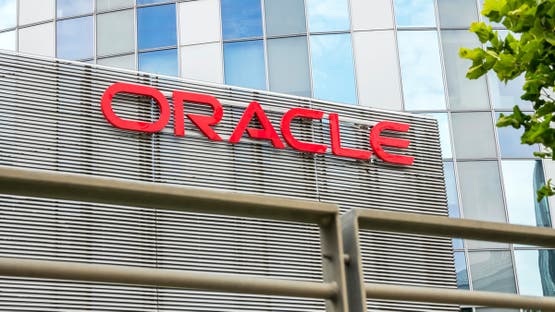 Read more about the article كشفت شركة أوراكل عن ما وصفته بأنه أكبر حاسوب سحابي للذكاء الاصطناعي في العالم، يحمل اسم OCI Zettascale10، ويعِد بقفزة هائلة في قدرات المعالجة الفائقة داخل بيئات الحوسبة السحابية.  وقالت الشركة إن النظام الجديد يوفر قوة معالجة تبلغ 16 زيتافلوب في الذروة، ويعتمد على 800 ألف وحدة معالجة رسومية (GPU) من “إنفيديا”، وهو ما يجعله أقوى نظام ذكاء اصطناعي سحابي تم الإعلان عنه حتى الآن، بحسب تقرير نشره موقع “techradar” واطلعت عليه “العربية Business”.