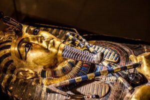 اكتشافات أثرية مذهلة في المقبرة المعلقة.