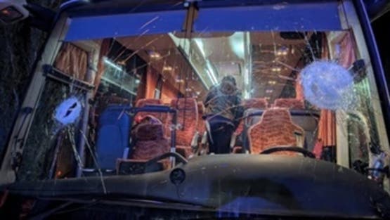 You are currently viewing مأساة في كرة السلة.. هجوم بالحجارة على فريق إيطالي ومقتل السائق