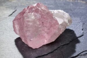 ألماسة نادرة “نصف وردية”.. اكتشاف مذهل لأكبر ألماسة من نوعها في التاريخ!