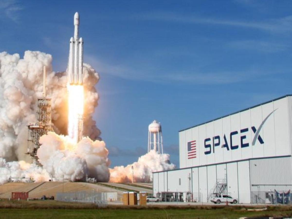 You are currently viewing «سبيس إكس» تطلق 28 قمراً صناعياً جديداً من «ستارلينك» إلى الفضاء