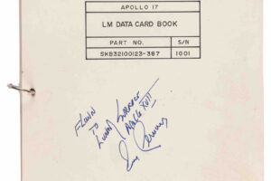 دفتر أبولو 17 الموقّع من جين سيرنان يُباع بمبلغ ضخم في مزاد (ما القصة؟)