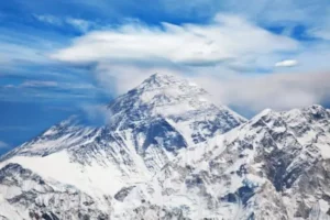 الذهب الأبيض في السحاب.. اكتشاف صيني ضخم قرب إيفرست يضع العالم في اختبار بيئي صعب