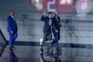 حكيمي يتسلم جائزة أفضل لاعب في أفريقيا على “السكوتر”