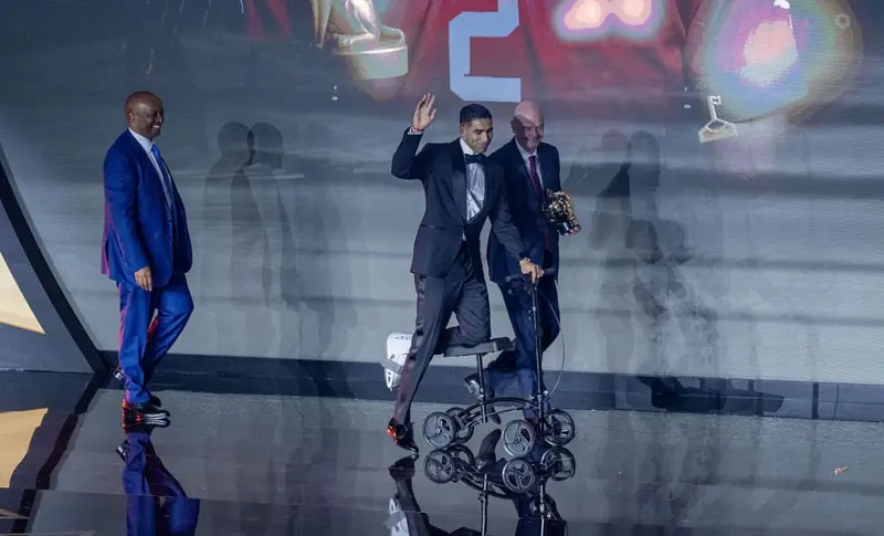 Read more about the article حكيمي يتسلم جائزة أفضل لاعب في أفريقيا على “السكوتر”