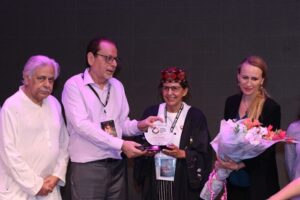 إنجاز كويتي في كراتشي: لابا تبهر الجمهور بعرض مسرحية “حيث تموت الكلمات” في مهرجان الثقافة العالمي