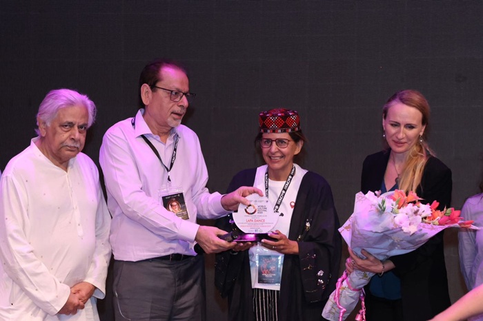 You are currently viewing إنجاز كويتي في كراتشي: لابا تبهر الجمهور بعرض مسرحية “حيث تموت الكلمات” في مهرجان الثقافة العالمي