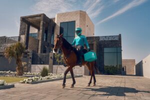 ديليفرو تفاجئ الجمهور بعملية توصيل استثنائية على ظهر الخيل في دبي
