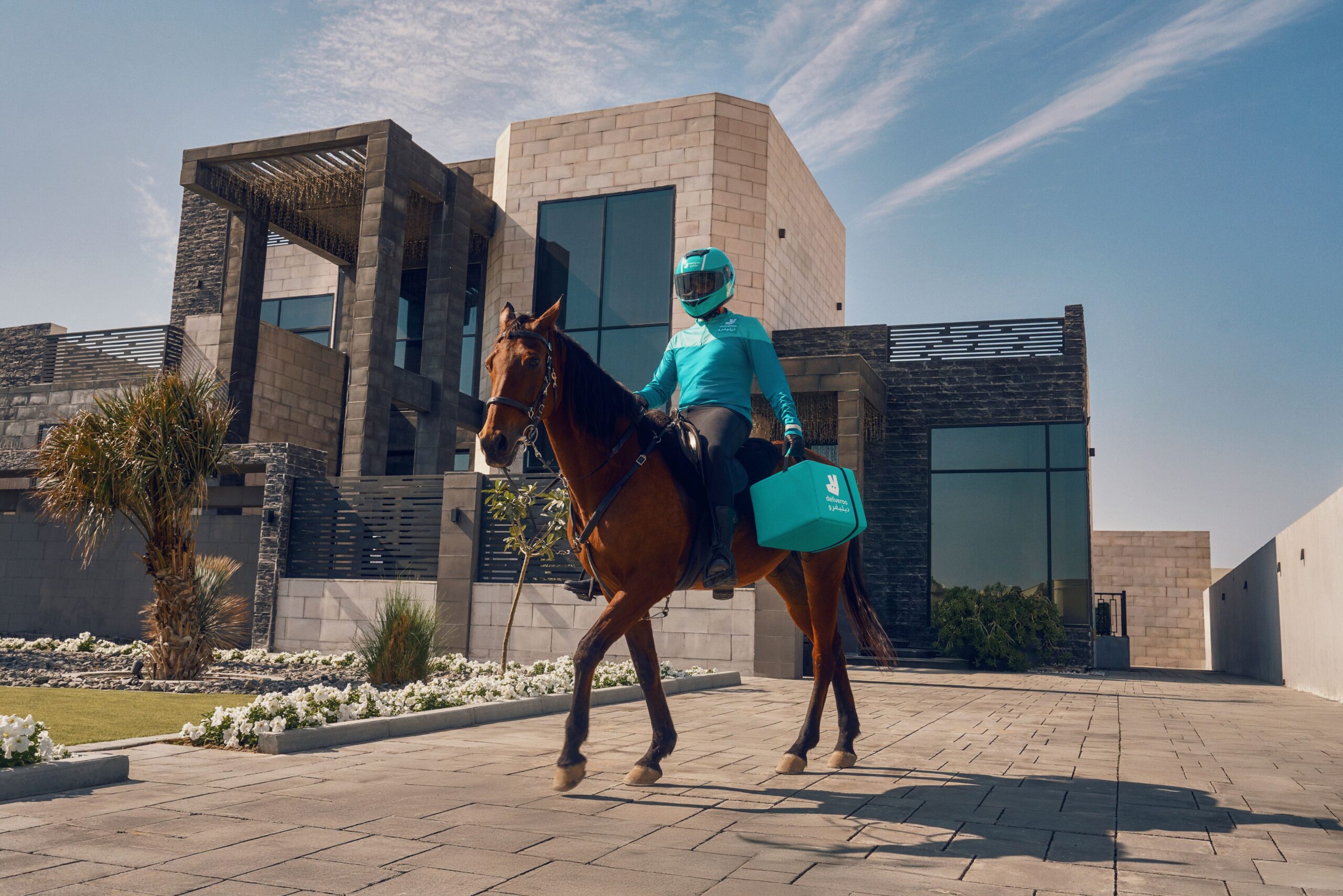 Read more about the article ديليفرو تفاجئ الجمهور بعملية توصيل استثنائية على ظهر الخيل في دبي