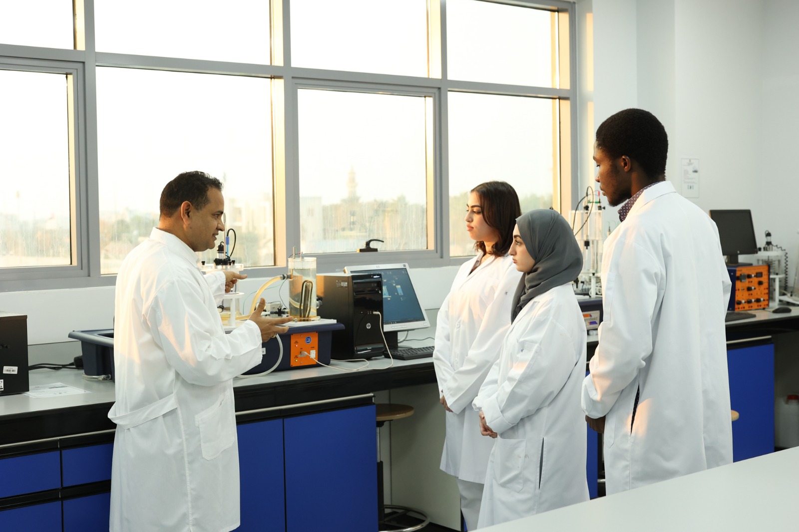 Read more about the article بنمو سنوي يبلغ 10%، يُعِدّ تخصص الهندسة الكيميائية مهندسين جاهزين للمستقبل لمواجهة تحديات الطاقة والاستدامة، وفقًا للجامعة الأمريكية في رأس الخيمة