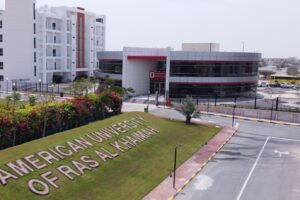 باحث في الجامعة الأمريكية في رأس الخيمة يقدم حلًا مبتكرًا يعمل بالطاقة الشمسية لتوليد الكهرباء والهيدروجين الأخضر والمياه العذبة