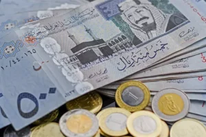 انخفاض سعر الريال السعودي مقابل الجنيه رغم موسم الحج.. فما السبب؟