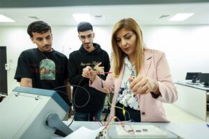 أضافت الجامعة مسارًا تخصصيًا جديدًا في إلكترونيات الطيران والطيران 4.0 إلى برنامج بكالوريوس الهندسة الكهربائية والإلكترونية