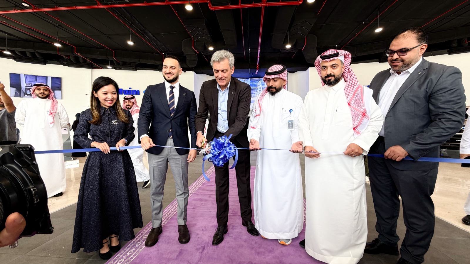You are currently viewing الفطيم تطلق DENZA في السعودية وتطرح طرازي B5 وB8 وتفتتح صالتي عرض رئيسيتين في الرياض وجدة