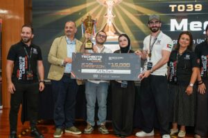 طلاب الهندسة في الجامعة الكندية دبي يحققون إنجازاً تاريخياً بفوزهم  دون أي هزيمة في اختتام بطولة “SumoX 26” ضمن دوري “دبي تيك بوتس”     حقق طلاب الهندسة في الجامعة الكندية دبي  إنجازاً تاريخياً بفوزهم باللقب الوطني على مستوى دولة الإمارات في بطولة “SumoX 26” ضمن دوري “دبي تيك بوتس”، حيث أنهوا المنافسة بسجل خالٍ من الهزائم في مواجهة فرق مثلت 13 جامعة من مختلف أنحاء البلاد. برز الفريق الفائز من الجامعة الكندية دبي  الذي ضم كلاً من أنتوني إبراهيم، ومايا صلاحي الأصبحي، وهادي المبارك- بصفته بطل المسابقة على المستوى الوطني ودون أي هزيمة، متفوقاً بذلك على 46 فريقاً و131 طالباً من جامعات مختلفة في جميع أنحاء دولة الإمارات العربية المتحدة. وقد نجح الطلاب -بفضل التوجيه والإرشاد المتميزين- في الجمع بين الدقة التقنية والهدوء والثبات الانفعالي، والقدرة على اتخاذ قرارات استراتيجية، وروح العمل الجماعي الاستثنائي، ليقدموا أداءً لافتاً ومتميزاً بدءاً من الجولات الافتتاحية ووصولاً إلى المباراة النهائية. استضافت الجامعة الكندية دبي، بدعم من مجموعة بسومي وأردوينو وكوالكوم، مسابقة دبي تيك بوتس ليغ سوموكس 26، التي جمعت المواهب الهندسية الصاعدة من جميع أنحاء الإمارات العربية المتحدة لخوض تحدٍّ في مجال الروبوتات المستقلة، تطلّب أكثر بكثير من مجرد المعرفة التقنية. إذ كان على الفرق تصميم وبناء وبرمجة روبوتات قادرة على اتخاذ قرارات سريعة وذكية في بيئة تنافسية. تم تصميم الروبوت الفائز لفريق الجامعة الكندية دبي وبنائه كمشروع هندسي عملي يجمع بين التصميم الميكانيكي والإلكتروني والاستشعار الذكي والبرمجة المدمجة. يبلغ وزنه ثلاثة كيلوغرامات ويعمل بأربعة محركات DC عالية عزم الدوران، وقد تم تصميمه من أجل السرعة والقوة والحركة المستجيبة داخل ساحة السومو التنافسية. استند أداؤه إلى استراتيجية تشغيل ذاتي أُعدت بعناية؛ فقد أتاحت مجموعة من المستشعرات للروبوت تحديد موقع خصمه بسرعة، بينما رصدت مستشعرات الخطوط حافة الحلبة وضمنت بقاءه داخل نطاق المنافسة. ومع بداية كل جولة، كان الروبوت يمسح محيطه ويحدد الروبوت المنافس، ثم يستجيب بحركات سريعة وموجهة بدقة، محولاً بذلك النظريات الهندسية إلى نتائج حاسمة على أرض الواقع.  يعكس هذا الإنجاز التزام الجامعة الكندية دبي  بإعداد مهندسين قادرين على تحويل الأفكار إلى ابتكارات عملية؛ إذ ينخرط الطلاب -من خلال كلية الهندسة والعلوم التطبيقية والتكنولوجيا- في بيئة تعليمية تستشرف المستقبل، وتجمع بين المعرفة الأكاديمية والتجريب والارتباط بمتطلبات قطاع الصناعة وحل المشكلات بشكل عملي وتطبيقي. من الروبوتات والتشغيل الألي إلى الذكاء الاصطناعي والتقنيات المستدامة والأنظمة الرقمية، يتم تشجيع طلاب الهندسة في الجامعة الكندية دبي على تصميم واختبار وتحسين الحلول للتحديات التي تشكل الصناعة 4.0. وتُعد فرص مثل دوري دبي تيك بوتس سوموكس 26 أساسية لهذا النهج، حيث تُمكّن الطلاب من بناء الثقة التقنية والتعاون عبر التخصصات وإظهار قدراتهم على منصات وطنية هامة.  وقال الدكتور شريف موسى، عميد كلية الهندسة والعلوم التطبيقية والتكنولوجيا في الجامعة الكندية دبي: “يُعد هذا الإنجاز مصدر فخر للجامعة، ودليلاً قوياً على ما يتمتع به طلابنا من مواهب وتفانٍ وطموح تقني. لقد أثبت كل من أنتوني ومايا وهادي ما يمكن تحقيقه عندما يقترن التعلم الأكاديمي بالتطبيق العملي من خلال التحديات الميدانية، والتوجيه من قبل الخبراء، والعمل الجماعي. ويُبرهن فوزهم الوطني -الذي حققوه دون أي هزيمة- على أن طلابنا لا يكتفون بالاستعداد لمستقبل الهندسة فحسب، بل يساهمون بالفعل في تشكيله”. كما تعرب الجامعة الكندية دبي عن خالص الإمتنان والتقدير لمجموعة بسومي، وأكاديمية بسومي، وأردوينو، وكوالكوم، وجميع الشركاء لإنشاء منصة هادفة على مستوى دولة الإمارات العربية المتحدة تمكّن المهندسين الناشئين من اختبار قدراتهم، وتحويل الأفكار إلى ابتكارات، وبناء ما سيأتي بعد ذلك.